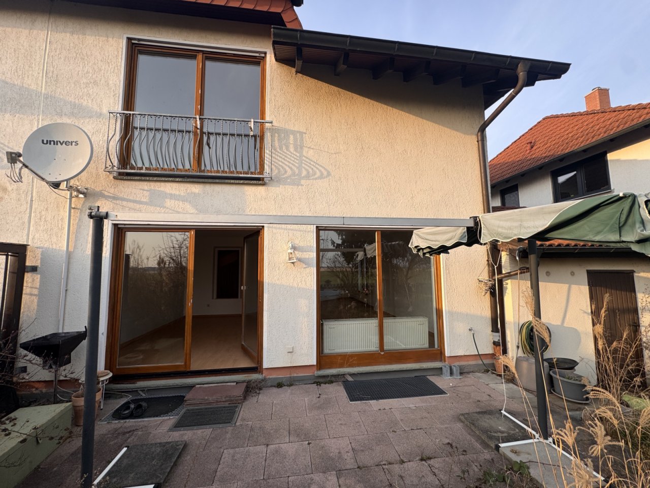 Terrassenbereich mit großflächigen Glasschiebetüren und direktem Gartenaccess