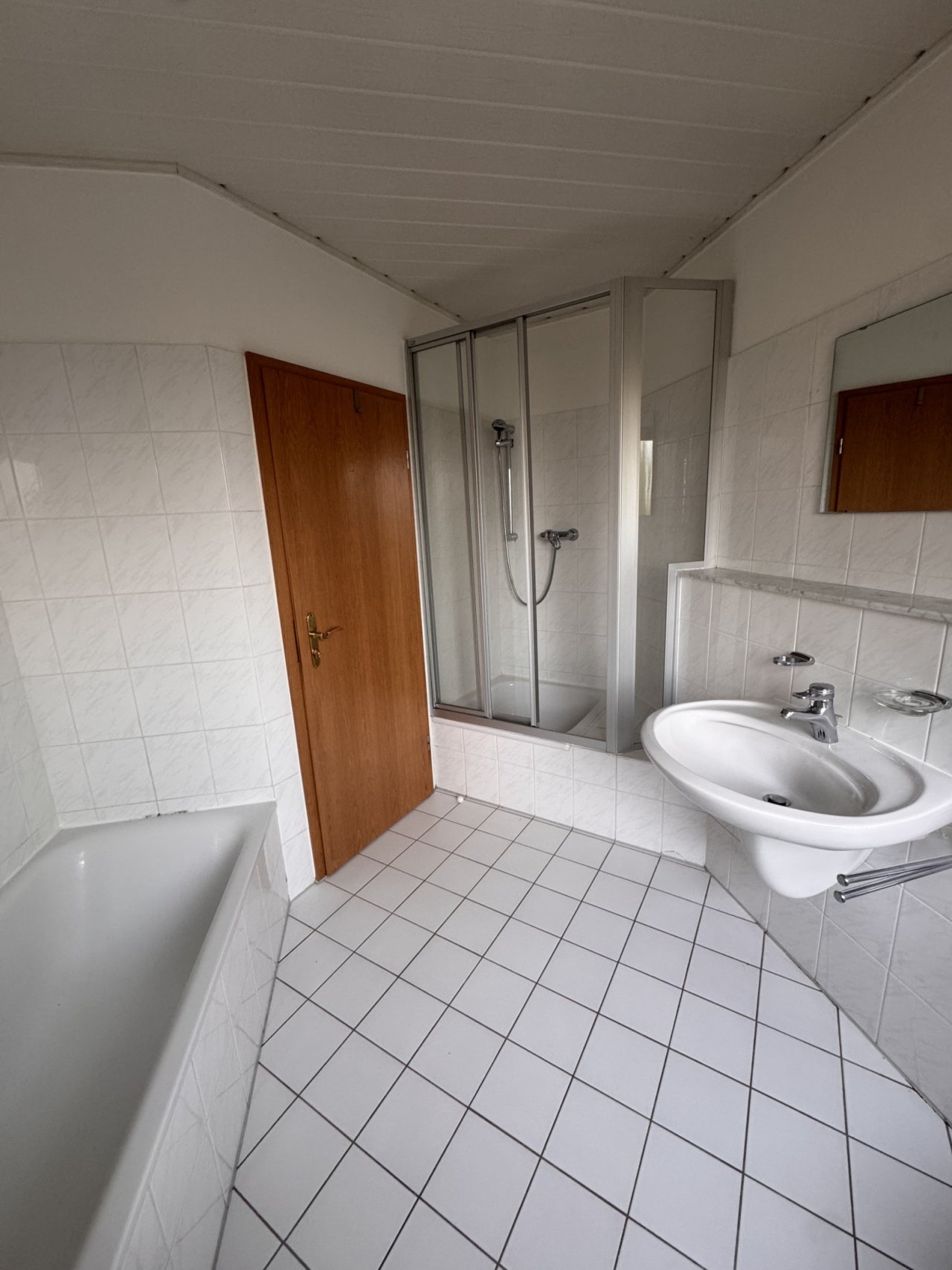 Geräumiges Badezimmer mit separater Duschkabine und doppeltem Waschbereich
