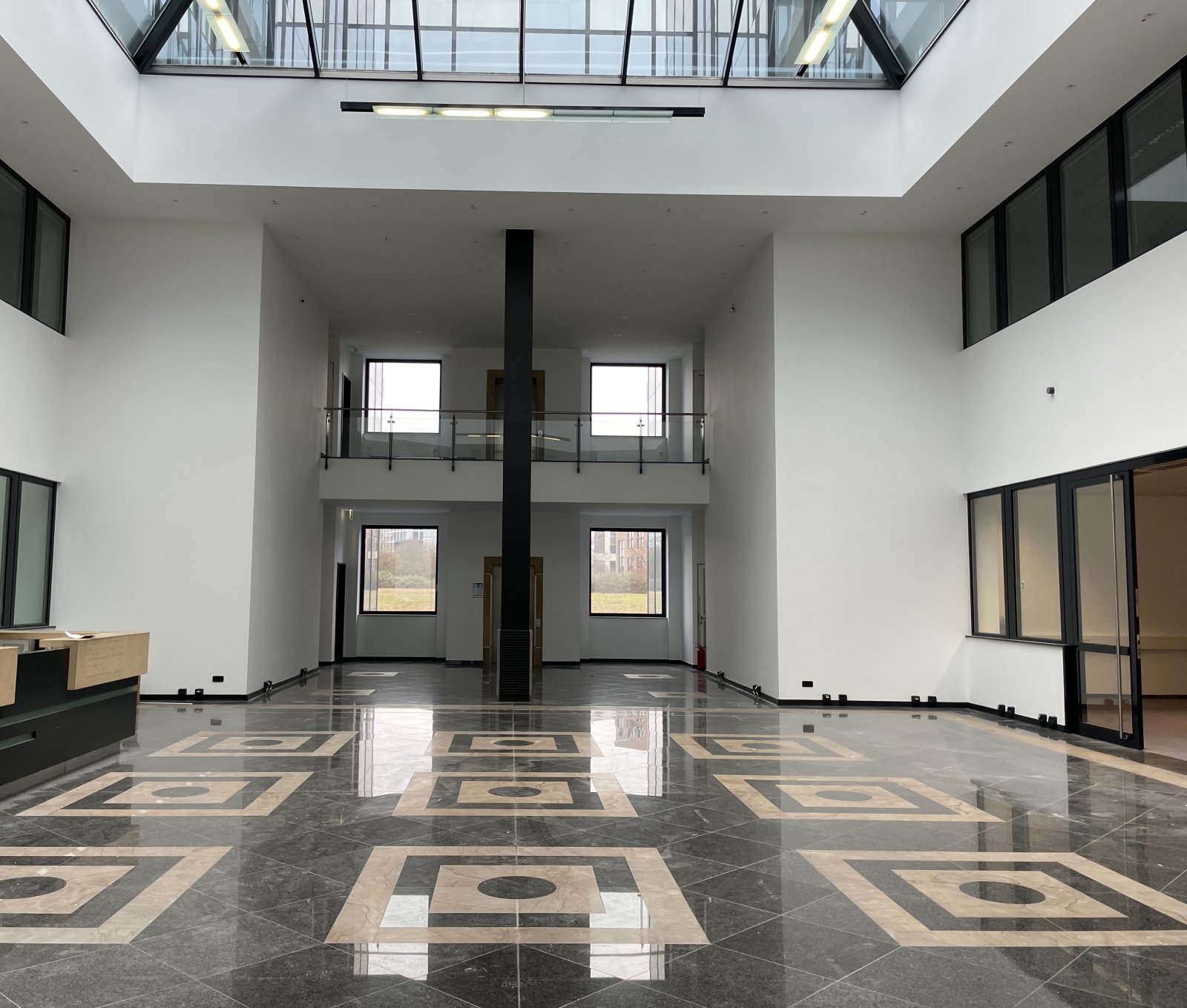 Frankfurt am Main: Hochwertiges Bürogebäude mit Atrium-Lobby und Skyline-Blick  