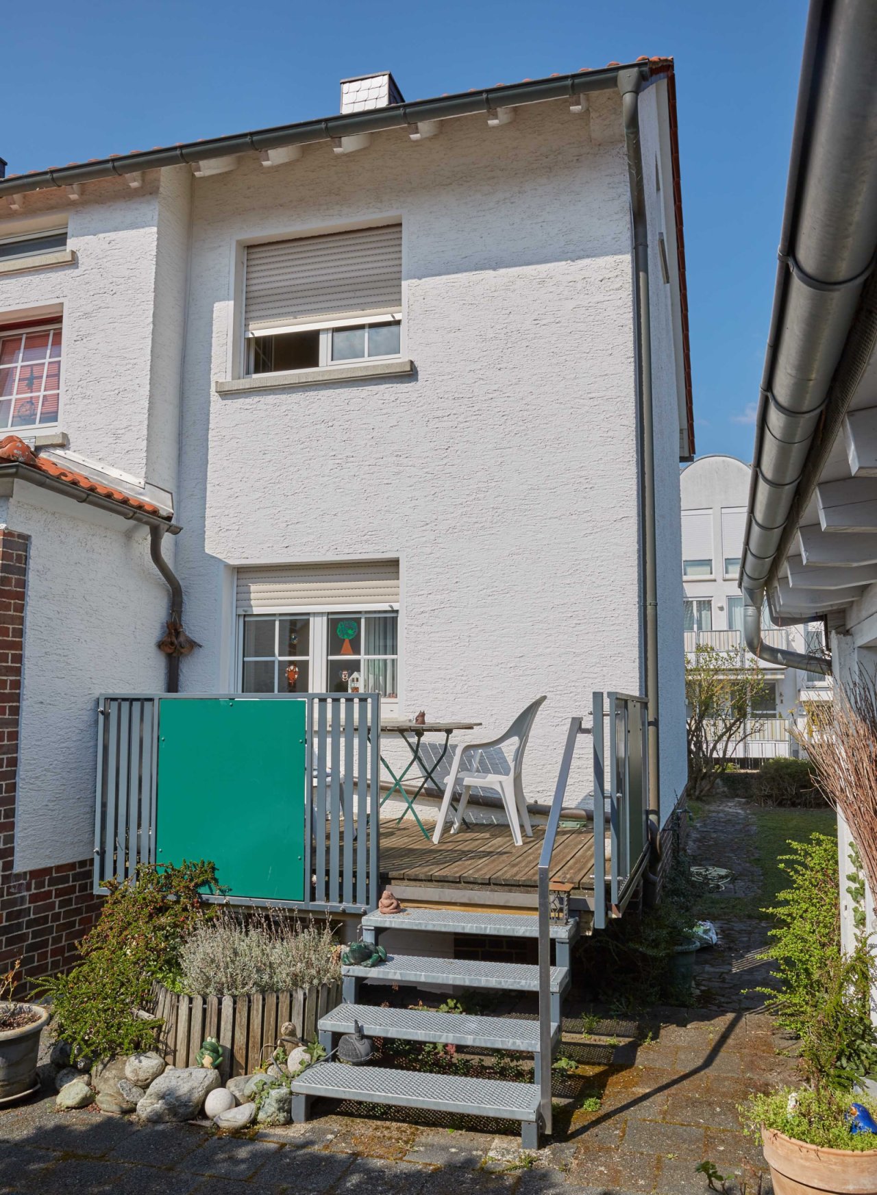 Praktische Außentreppe mit überdachter Terrasse – idealer Zugang zum Wohnbereich