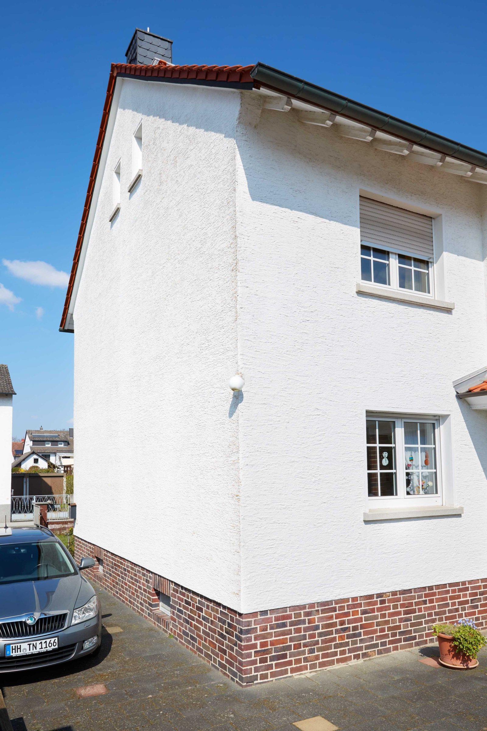 Solide Bausubstanz mit klassischer Fassade und zeitgemäßen Fenstereinheiten