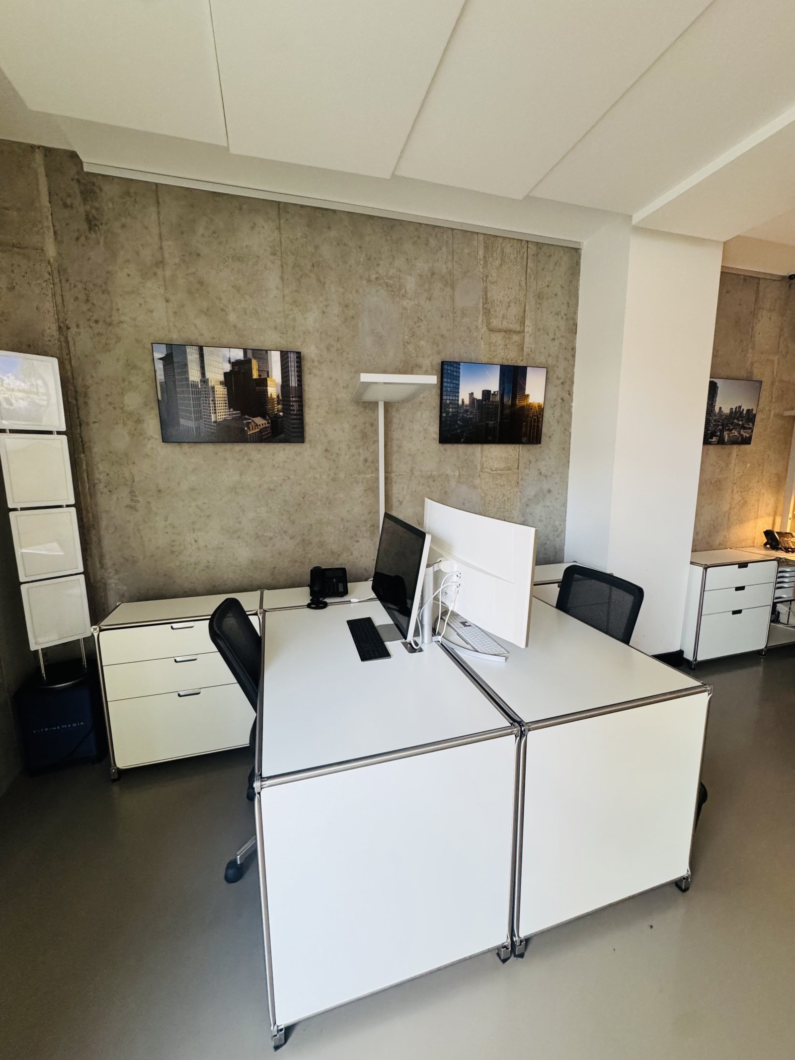 Modernes Büro mit flexiblen Arbeitsplatzkonfigurationen und hochwertiger Akustikwandgestaltung Modernes Büro mit flexiblen Arbeitsplatzkonfigurationen und hochwertiger Akustikwandgestaltung