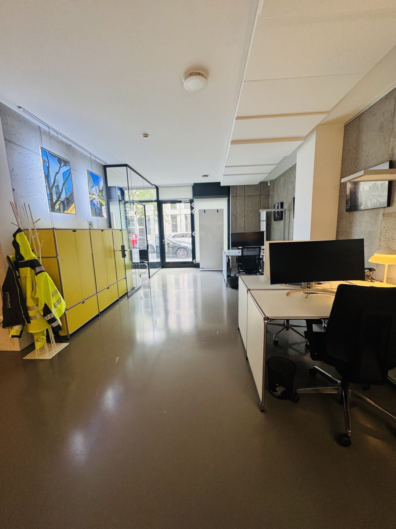 Helles Büro mit offener Raumstruktur und modernem Betonakzent Helles Büro mit offener Raumstruktur und modernem Betonakzent