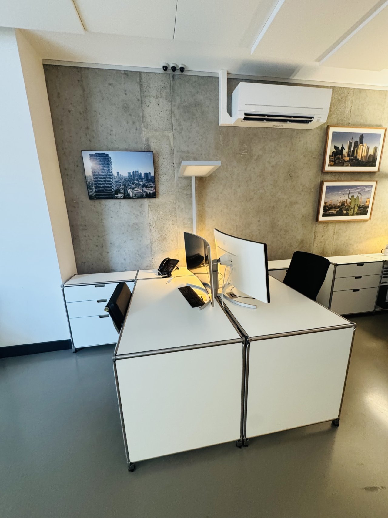 Modernes Büro mit Klimaanlage und durchdachtem Arbeitsplatzkonzept Modernes Büro mit Klimaanlage und durchdachtem Arbeitsplatzkonzept
