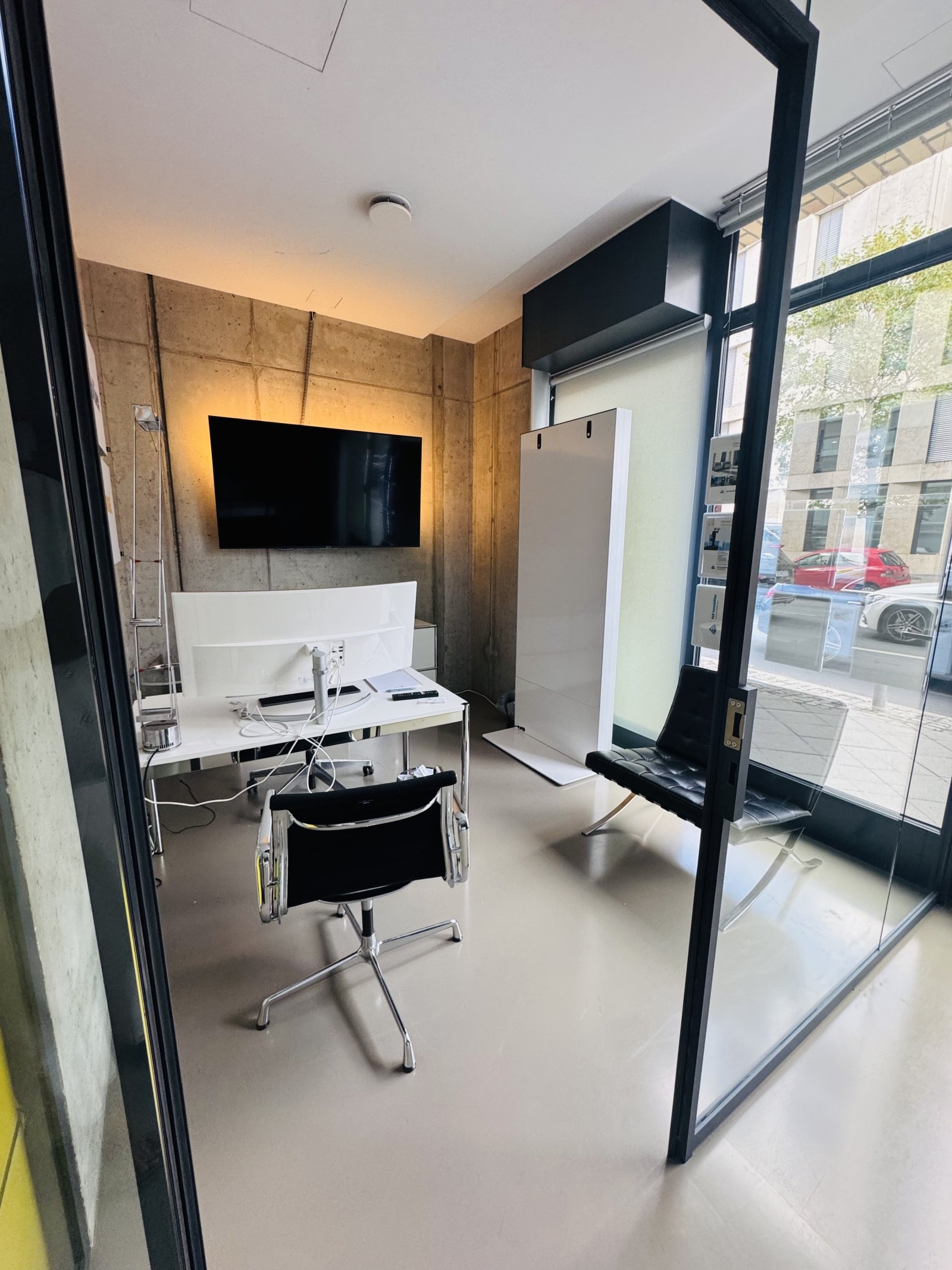 Helles Einzelbüro mit Medienausstattung und direktem Straßenfenster Helles Einzelbüro mit Medienausstattung und direktem Straßenfenster