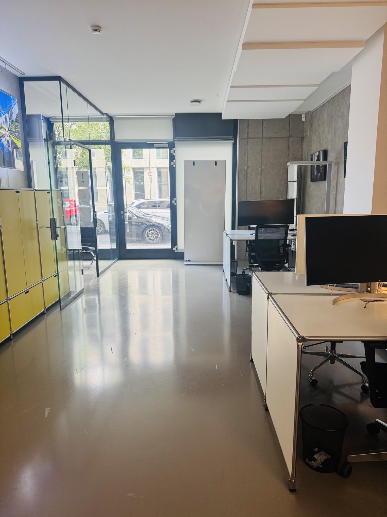 Offener Arbeitsbereich mit raumhohen Glastrennwänden und flexibler Zoneneinteilung Offener Arbeitsbereich mit raumhohen Glastrennwänden und flexibler Zoneneinteilung