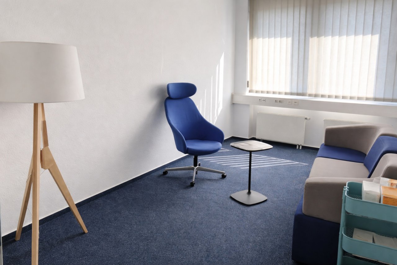 Helles Bürozimmer mit optimaler Tageslichtnutzung und flexiblem Raumkonzept