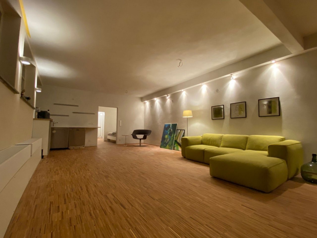 Offenes Konzept mit professioneller Beleuchtungsanlage und fließenden Raumübergängen Offenes Konzept mit professioneller Beleuchtungsanlage und fließenden Raumübergängen