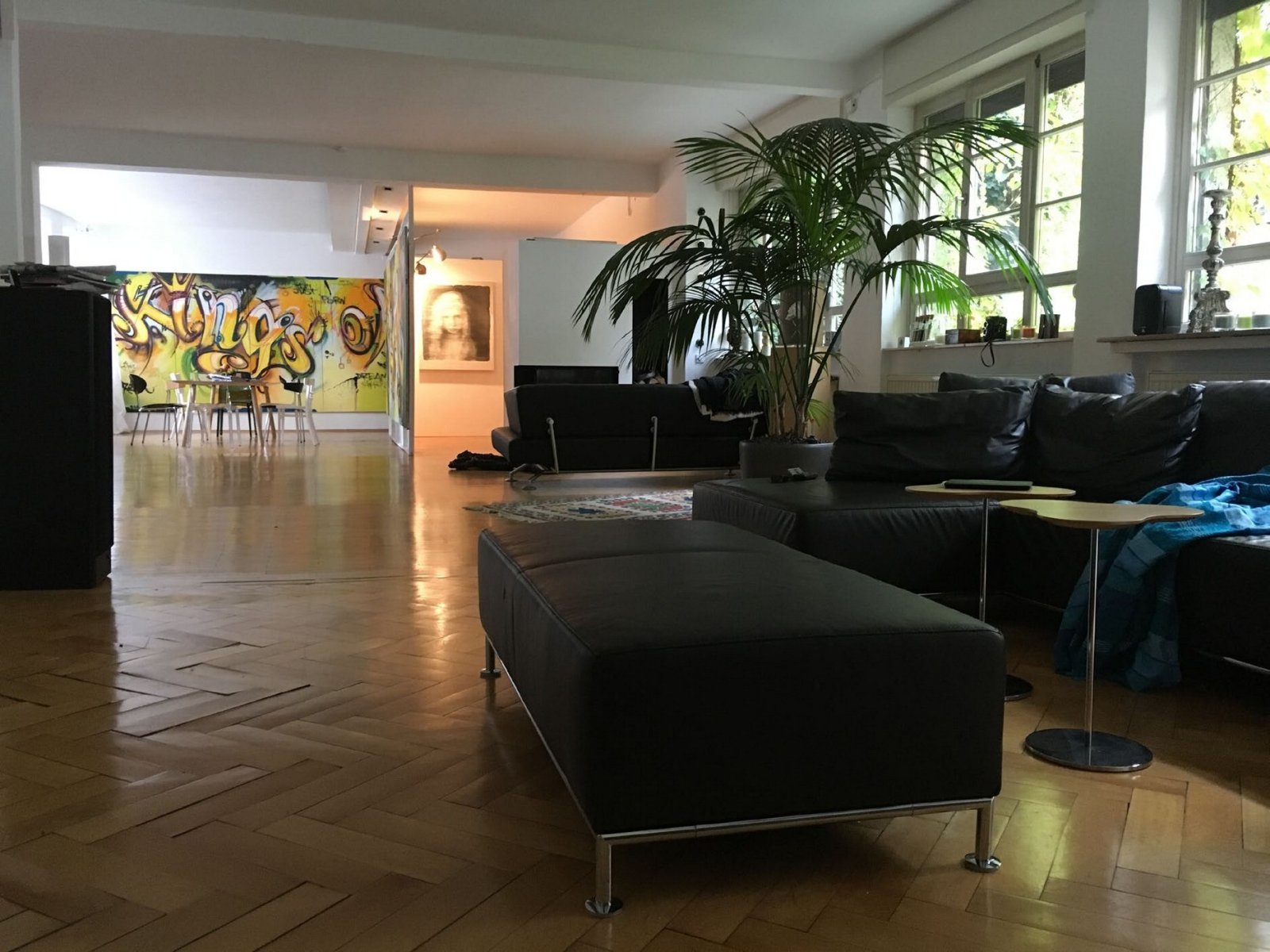 Offener Bereich mit harmonischer Raumverbindung und großflächigen Fensterfront Offener Bereich mit harmonischer Raumverbindung und großflächigen Fensterfront