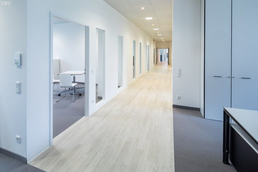 Modernes Bürogebäude mit Skylineblick