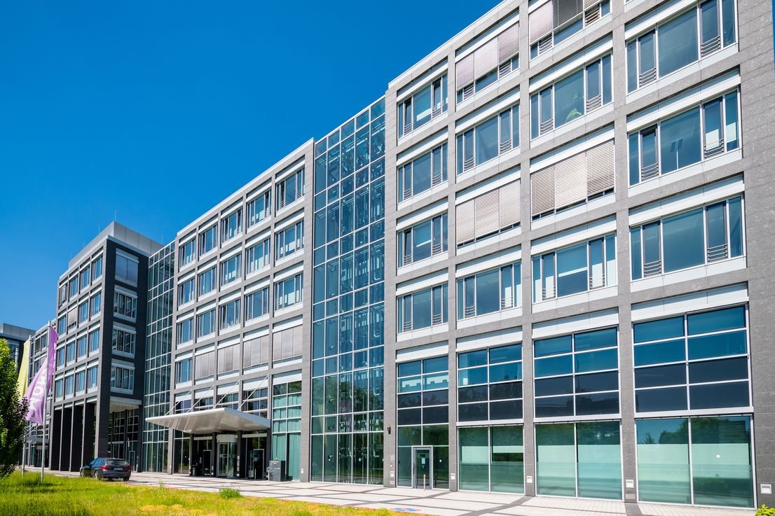 Eschborn: Modernes Bürogebäude in Eschborn 