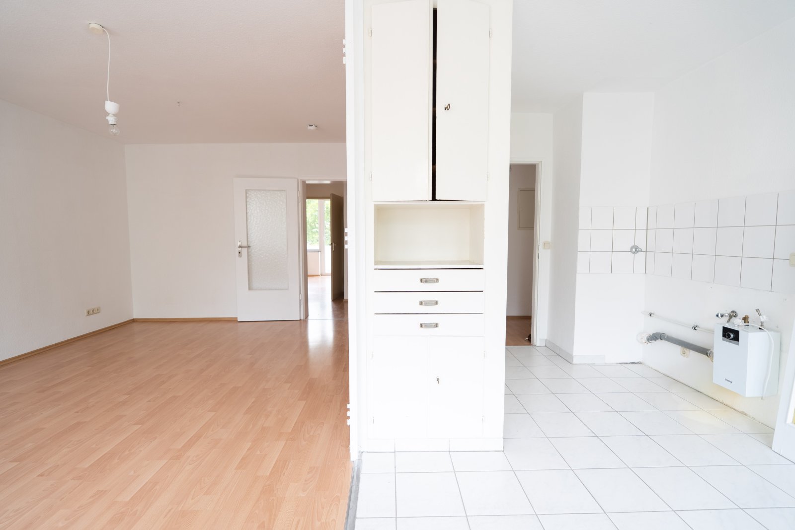 Blick Wohnzimmer und Küche