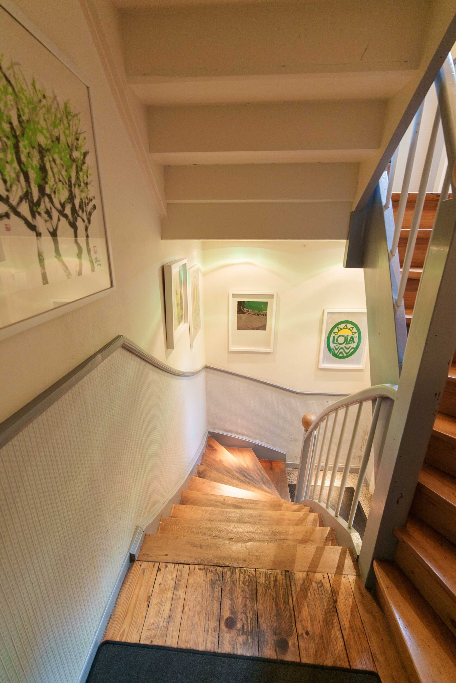 Charming wooden staircase with elegant wall design - a blend of functionality and style in a compact space Charming wooden staircase with elegant wall design - a blend of functionality and style in a compact space