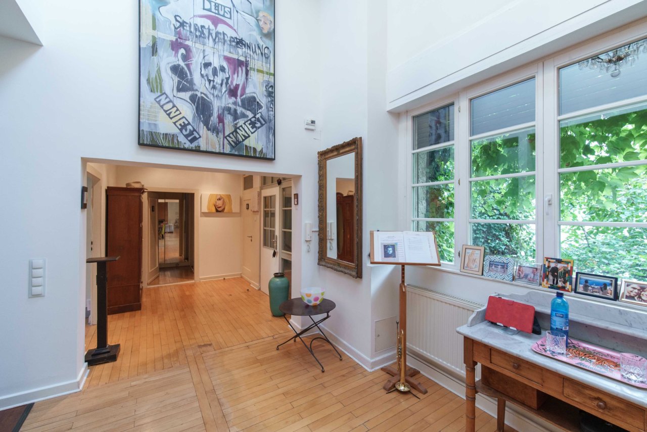 Bright entrance area with high-quality wooden plank look and spacious window facade – your impressive reception room with elegant ambiance! Bright entrance area with high-quality wooden plank look and spacious window facade – your impressive reception room with elegant ambiance!