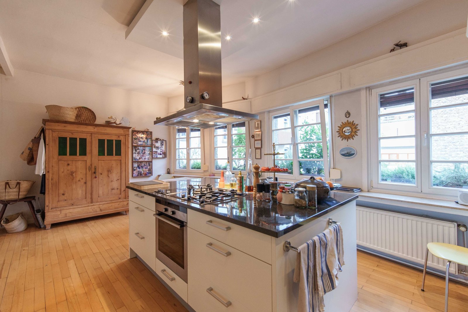 Brightly lit kitchen island with panoramic windows - cooking at the highest level! Brightly lit kitchen island with panoramic windows - cooking at the highest level!