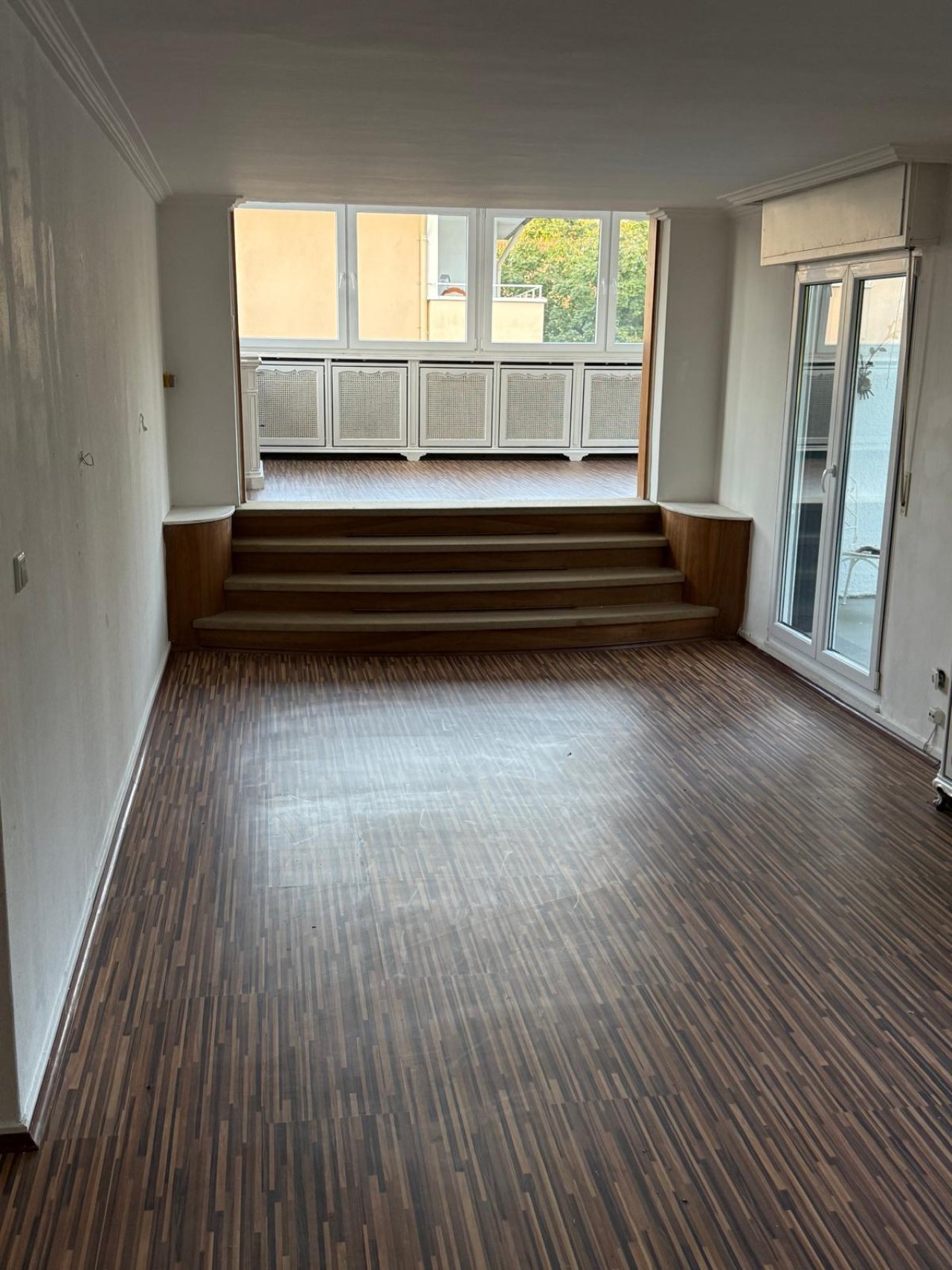 Bright living area with elegant level design and balcony access – modern architecture with a feel-good factor! Bright living area with elegant level design and balcony access – modern architecture with a feel-good factor!