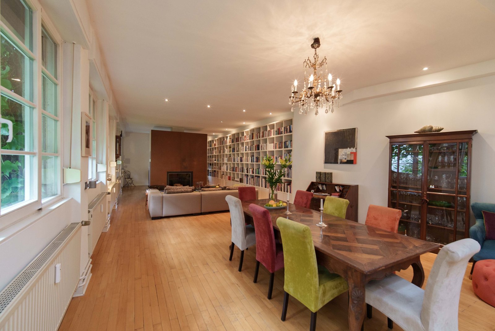 Bright living and dining area with an elegant library wall and stylish chandelier – your new home full of character and comfort! Bright living and dining area with an elegant library wall and stylish chandelier – your new home full of character and comfort!