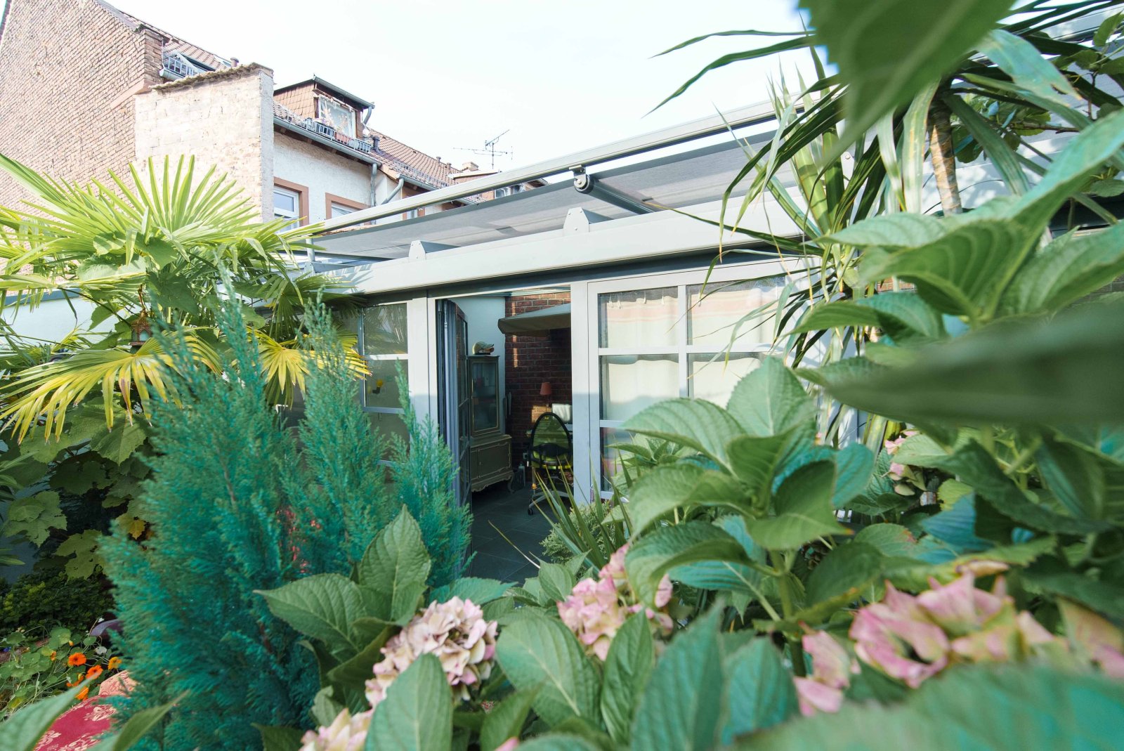 Brightly lit winter garden: your private tropical paradise with state-of-the-art glass architecture Brightly lit winter garden: your private tropical paradise with state-of-the-art glass architecture