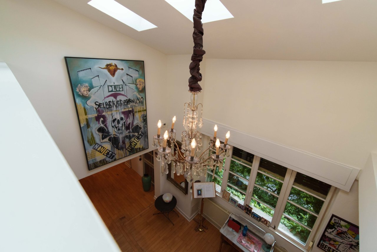 Bright living area with elegant ceiling architecture – ceiling openings and crystal chandeliers create an atmospheric sense of space! Bright living area with elegant ceiling architecture – ceiling openings and crystal chandeliers create an atmospheric sense of space!