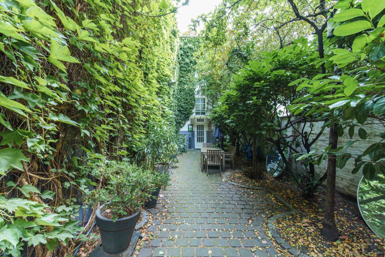 Green urban oasis: charming courtyard with natural design and retreat options Green urban oasis: charming courtyard with natural design and retreat options