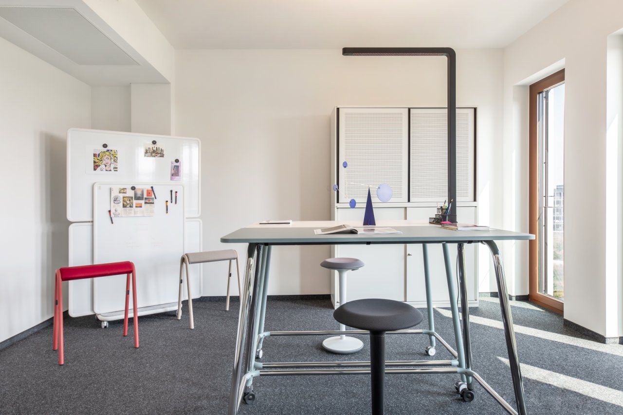 Flexible home office with smart space division - working between creativity and functionality Flexible home office with smart space division - working between creativity and functionality