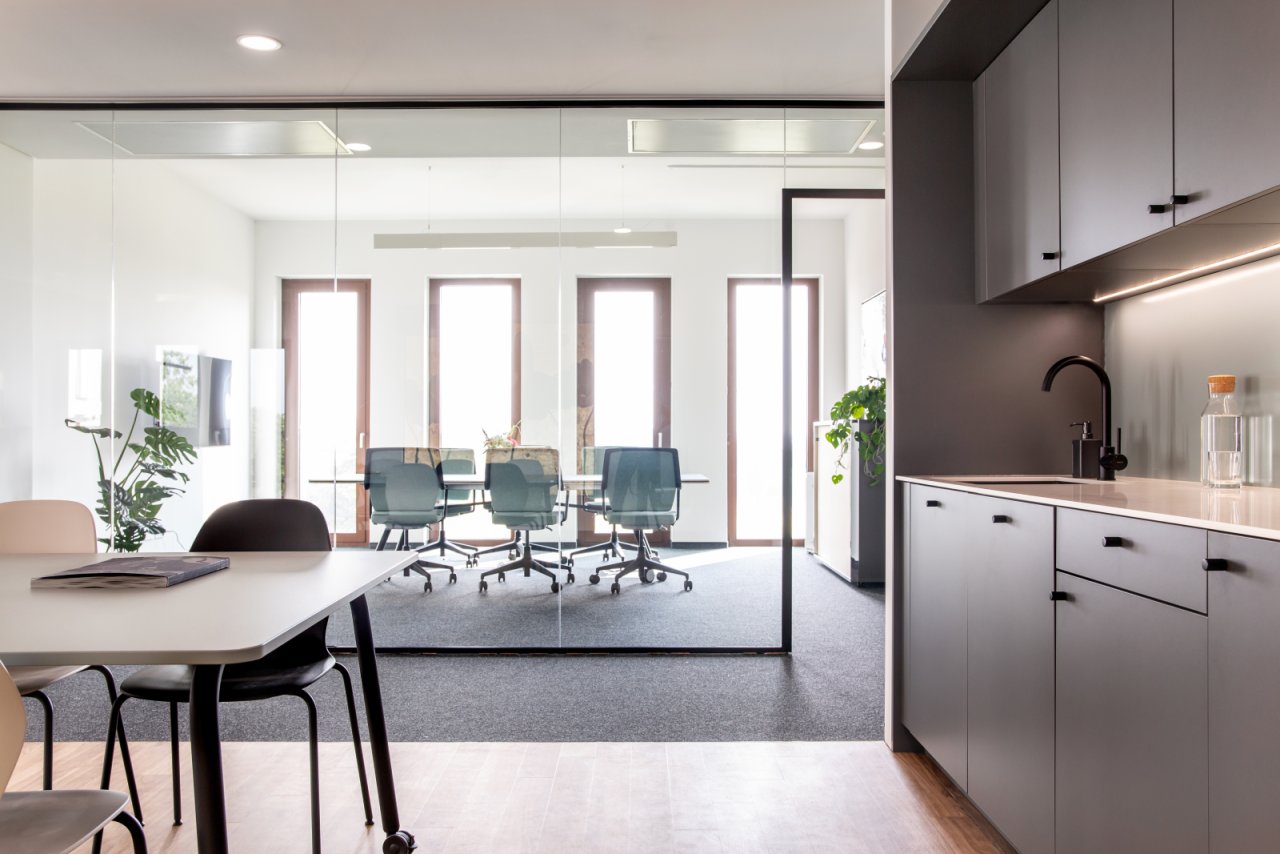Bright workspace with flexible glass partition concept - Modern office unit with integrated kitchenette Bright workspace with flexible glass partition concept - Modern office unit with integrated kitchenette