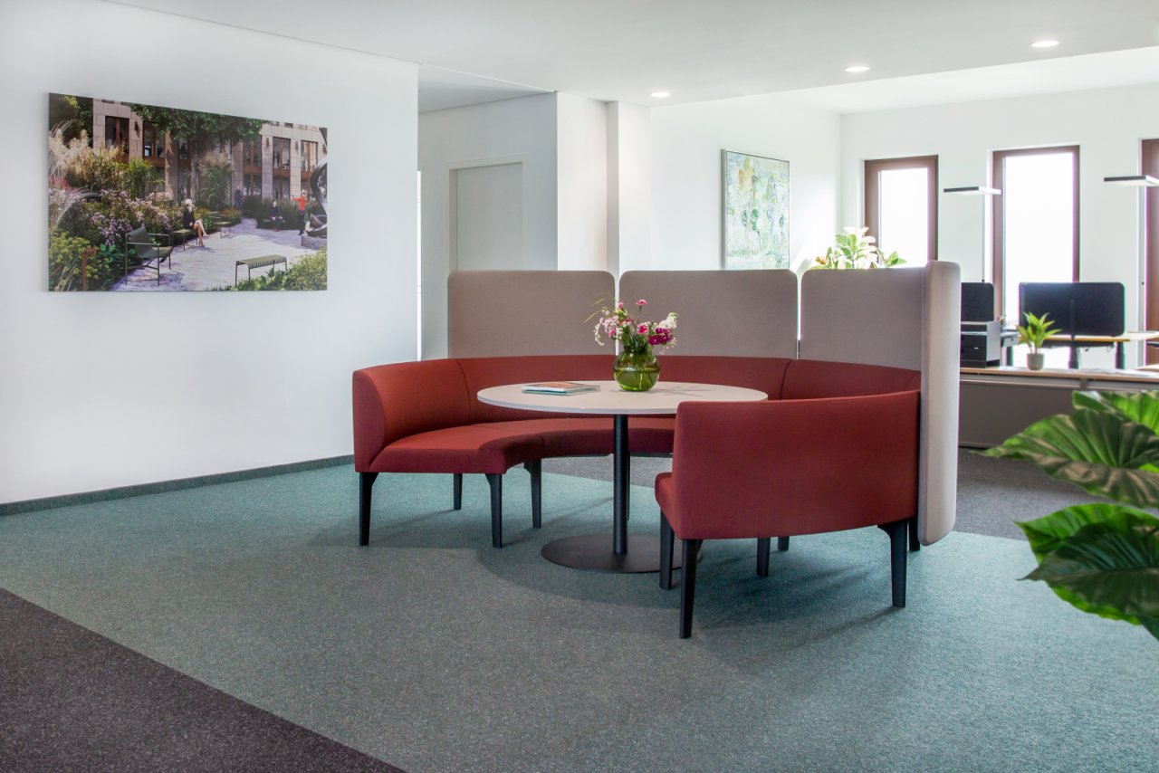 Modern meeting zone: flexible discussion area with intelligent space separation and acoustically optimized privacy elements Modern meeting zone: flexible discussion area with intelligent space separation and acoustically optimized privacy elements