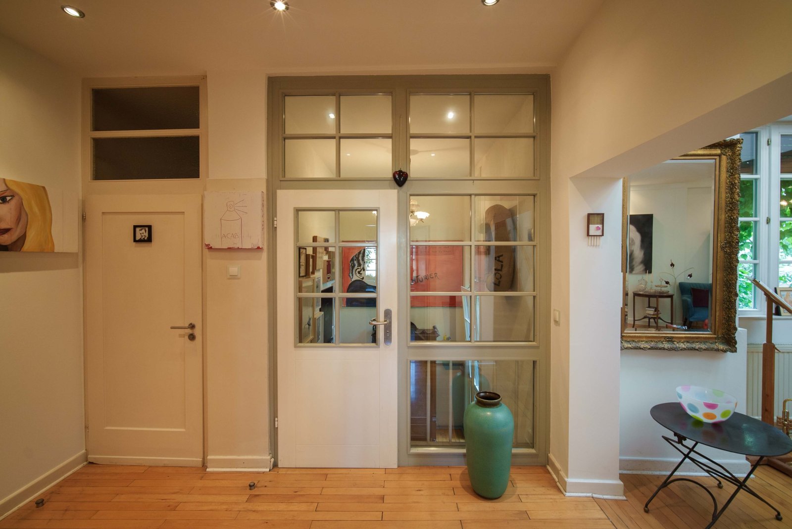 Light-filled room divider: Elegant glass partition creates a transparent connection and timeless room structure