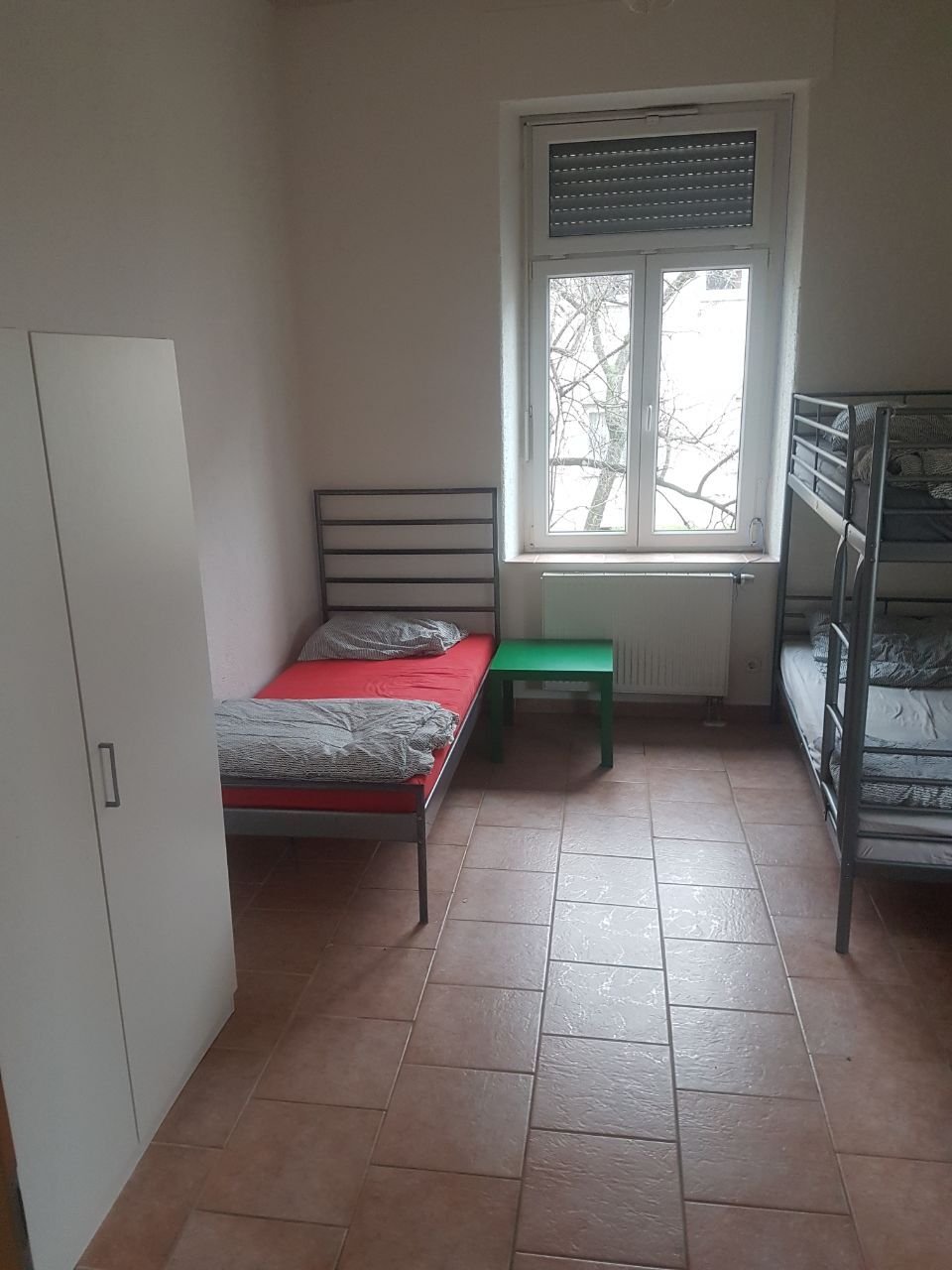 Practical multi-bed room with comfort: roller shutter-protected window front and spacious storage guarantee quality of living!