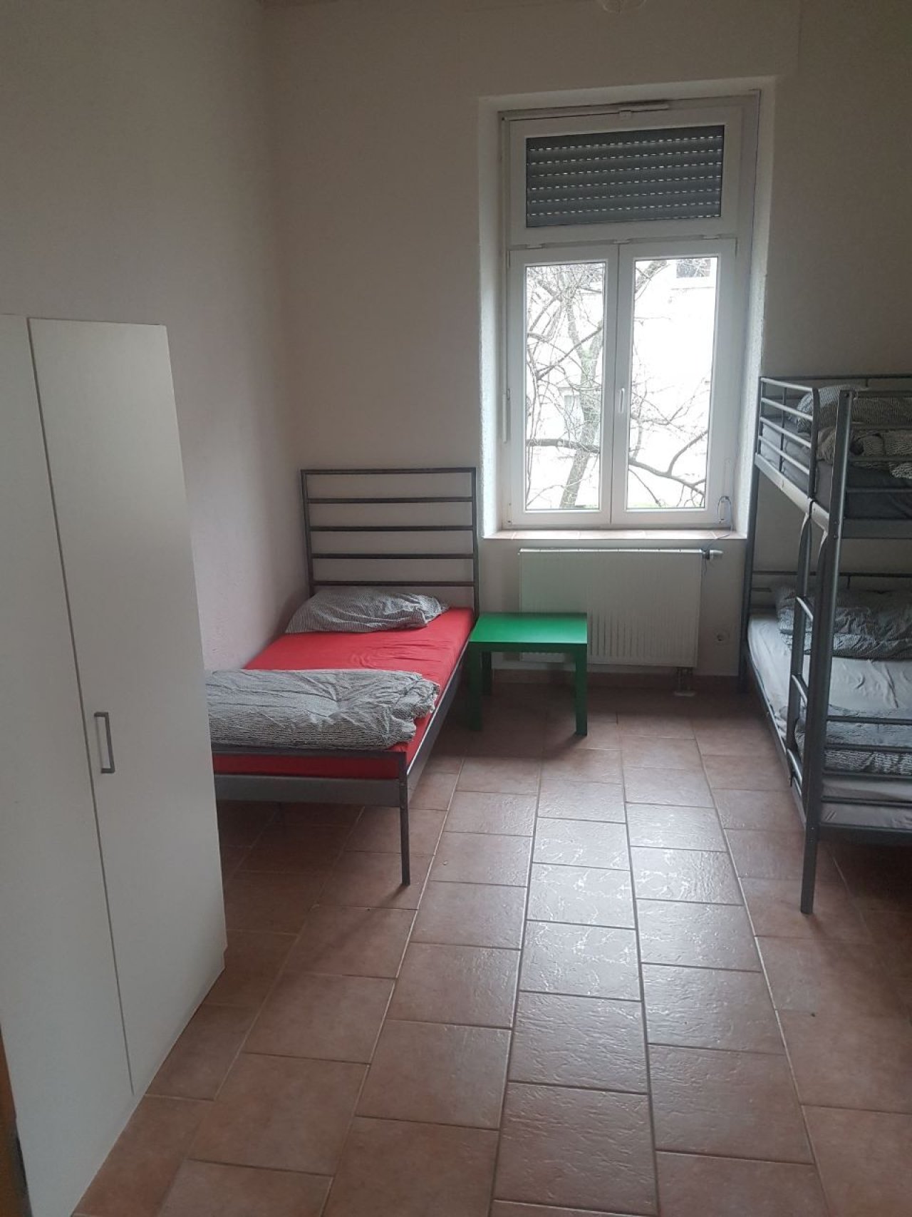 Practical multi-bed room with comfort: roller shutter-protected window front and spacious storage guarantee quality of living!