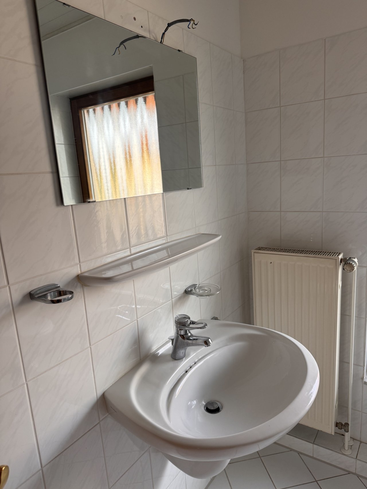 Practical guest toilet with wall cabinet and efficient space utilization