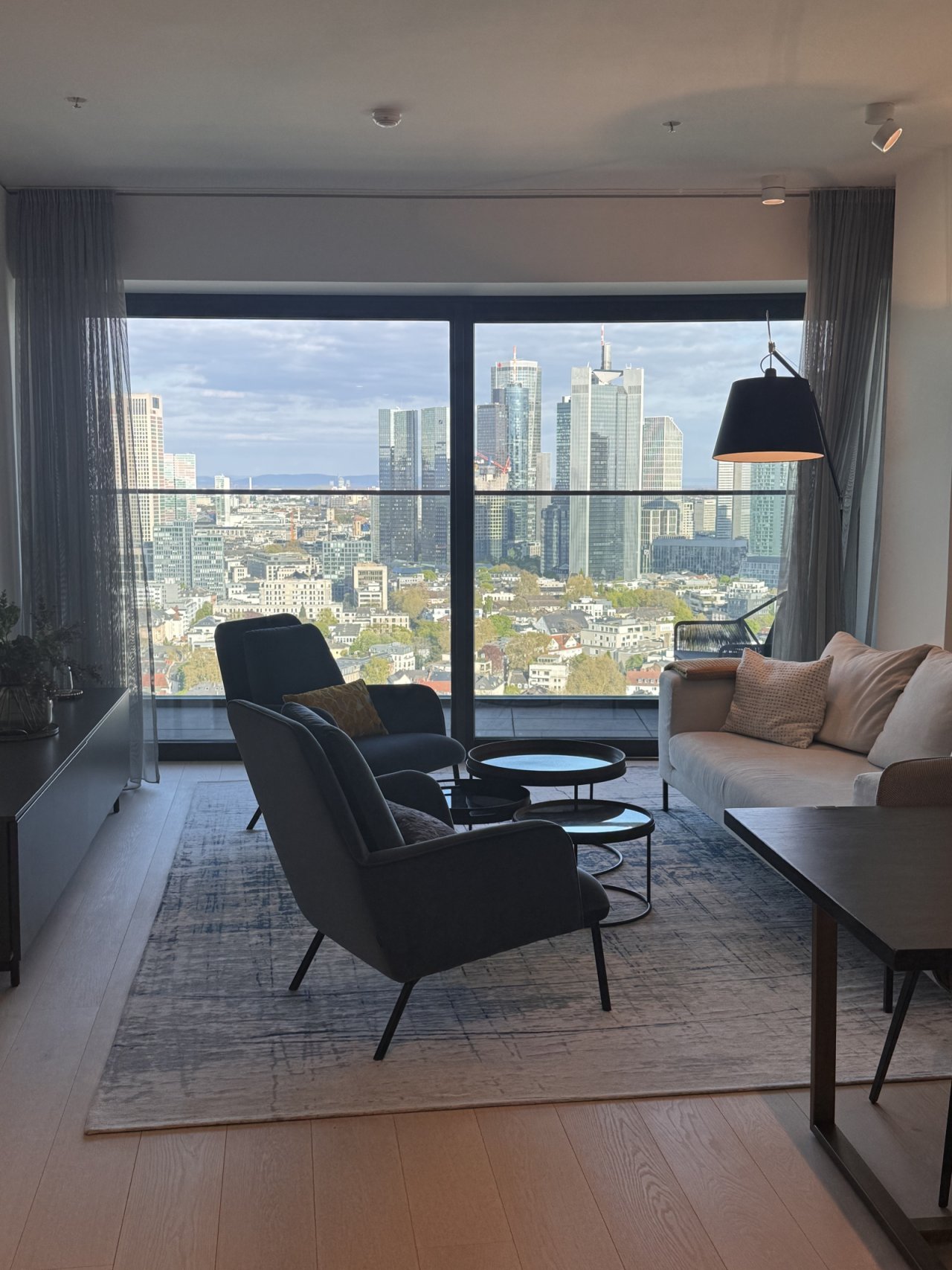 Panoramic window with an unobstructed view of the metropolis