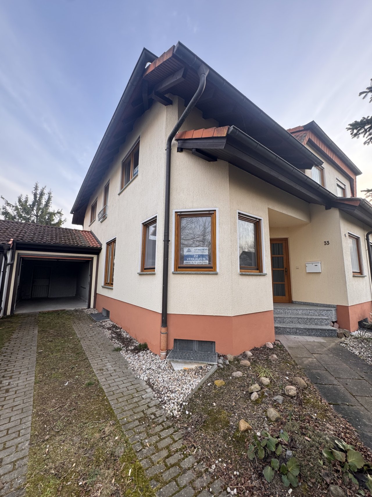 Charming single-family house with converted attic and integrated garage