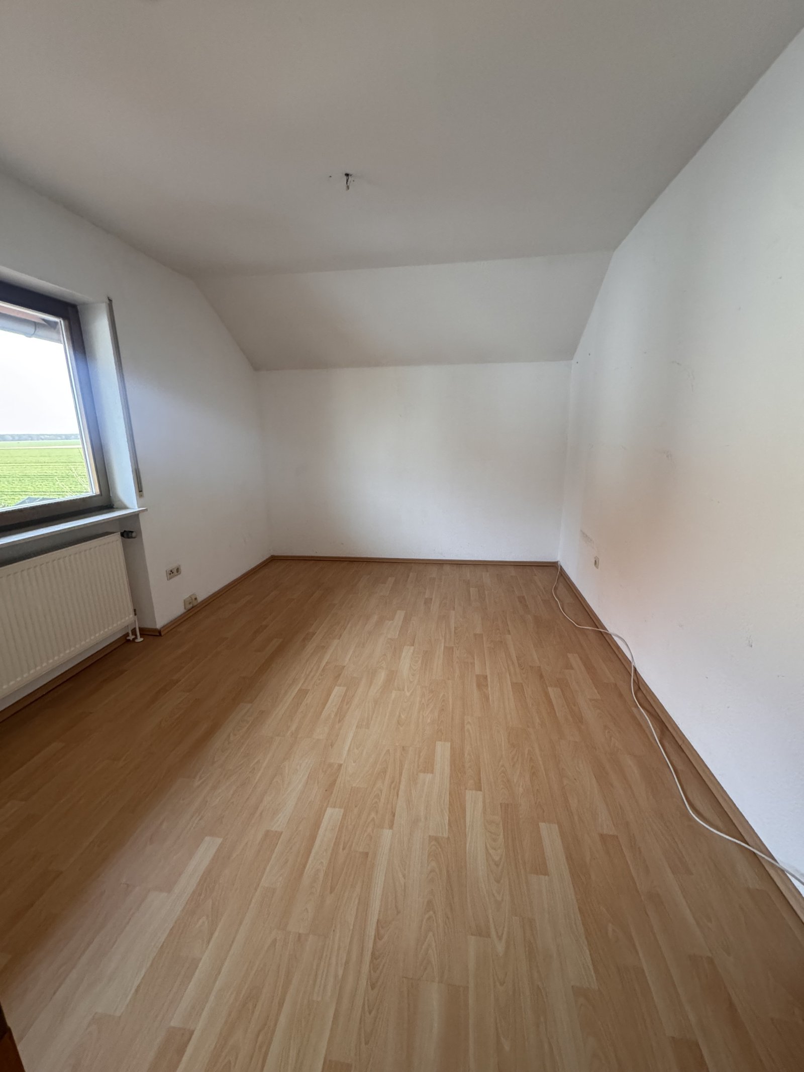 Bright attic room with optimal space utilization and panoramic window