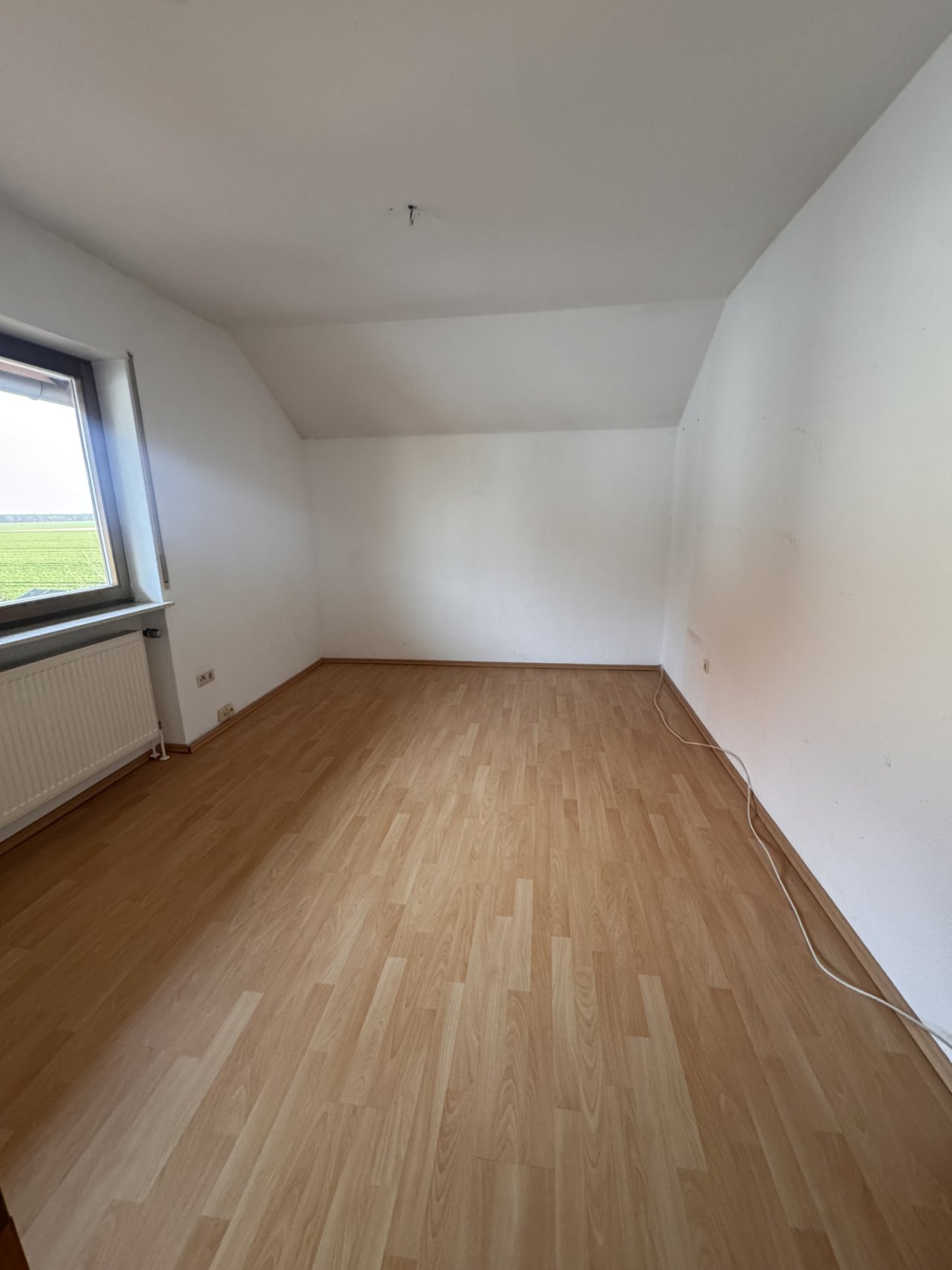 Bright attic room with optimal space utilization and panoramic window