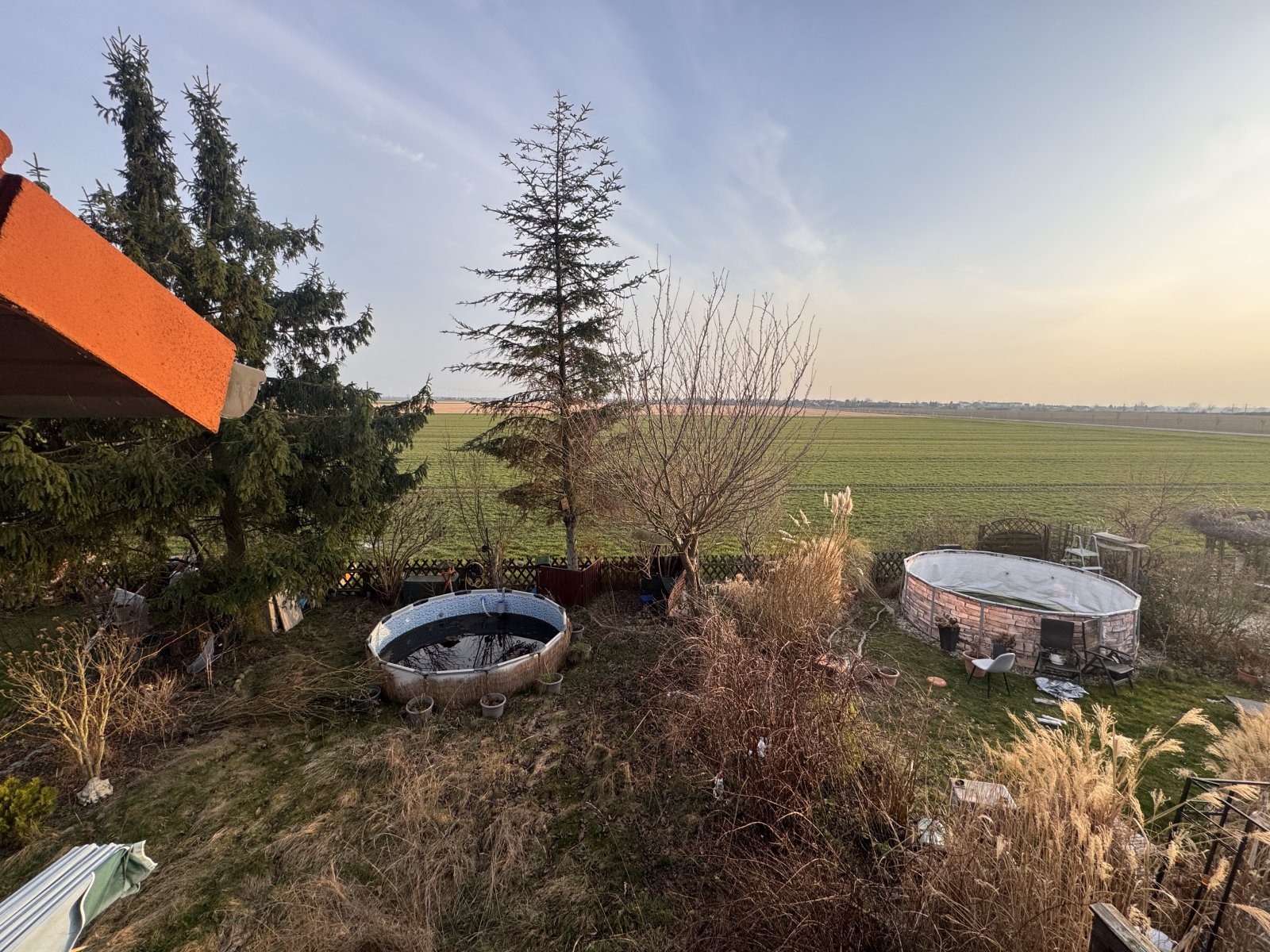 Idyllic garden plot with pond facilities and spacious open area