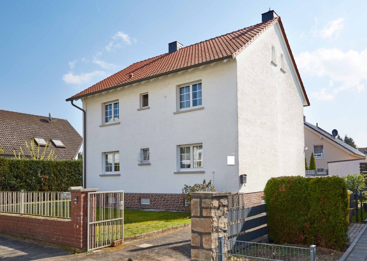 Charming single-family house with classic architecture and well-maintained exterior.