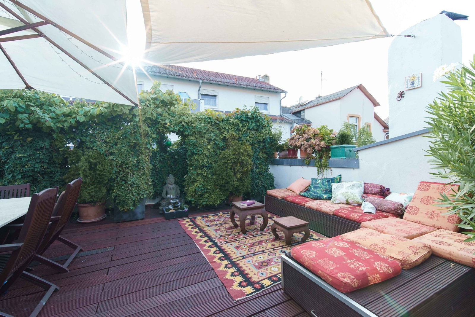 Exclusive rooftop terrace with a wellness oasis: high-quality wooden planks, lush greenery, and clever privacy solutions create an urban relaxation paradise! Exclusive rooftop terrace with a wellness oasis: high-quality wooden planks, lush greenery, and clever privacy solutions create an urban relaxation paradise!