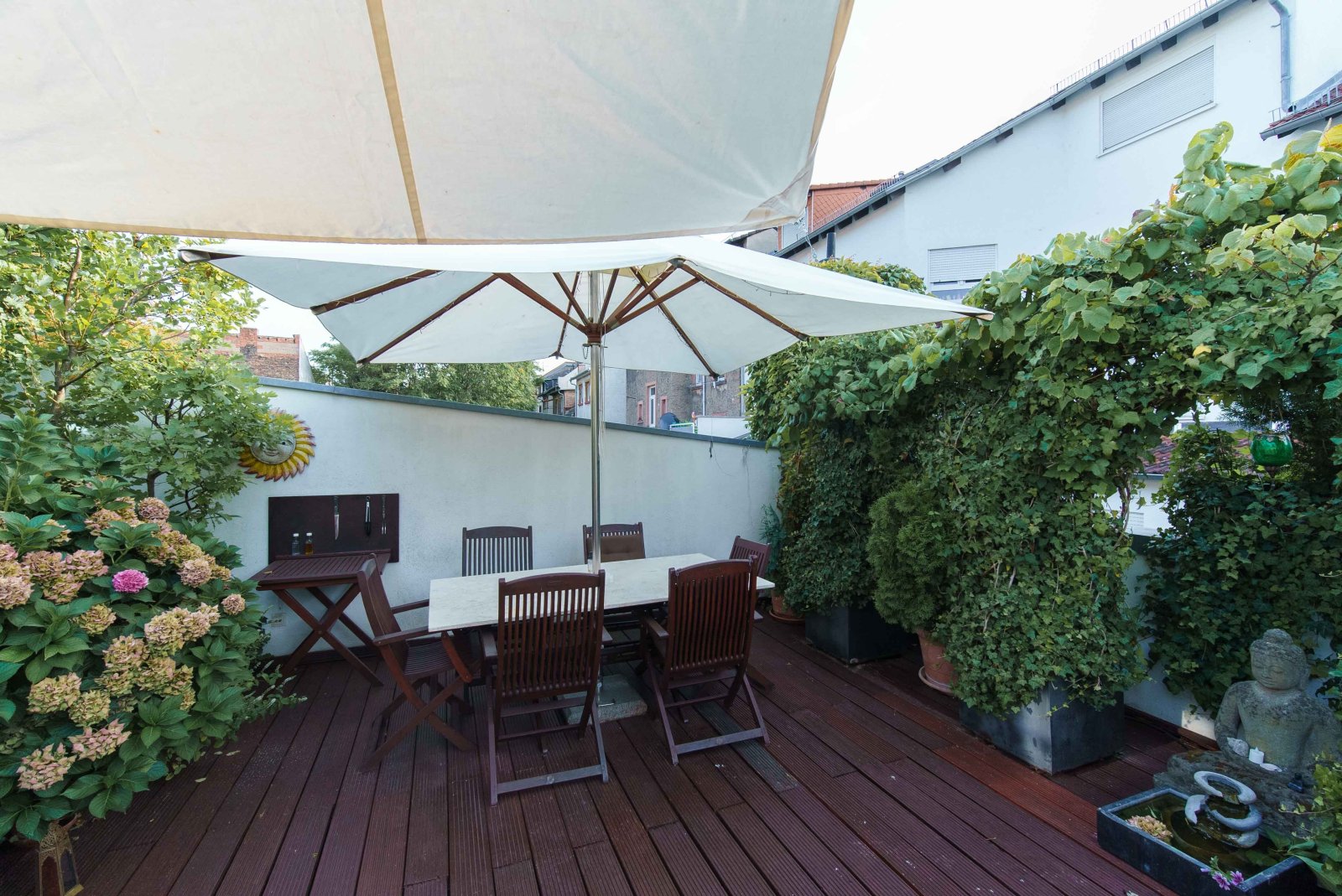 Exclusive roof terrace: private green oasis with high-quality wooden deck and clever shading solution Exclusive roof terrace: private green oasis with high-quality wooden deck and clever shading solution